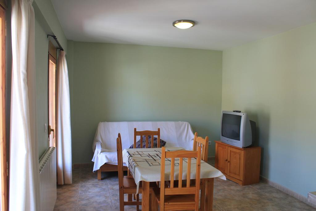 Apartamentos Turisticos Rosario Camarena de la Sierra Room photo